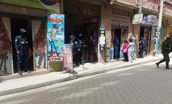Desmantelan minicines ilegales en El Alto cerca de la UPEA