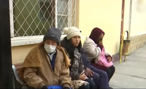 Pacientes del Hospital de Clínicas enfrentan largas esperas y escasez de medicamentos