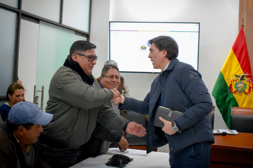 Ministro Zamora se compromete a trabajar con Fejuve Norte de El Alto