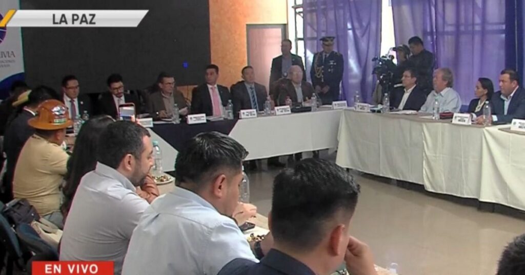 Rodrigo Paz y alcaldes trabajan por un país menos centralizado