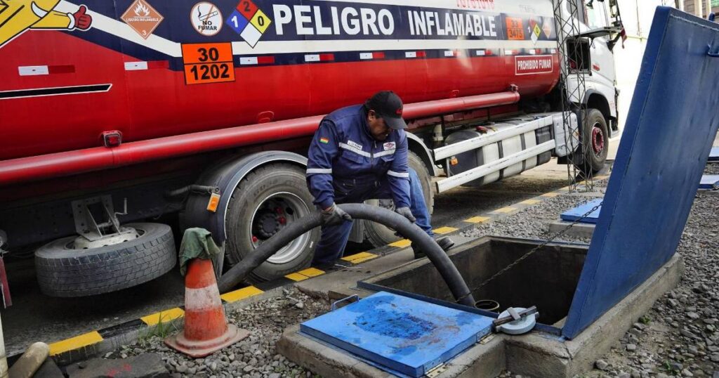 Analista propone ajustar precios de combustibles ante crisis de diésel