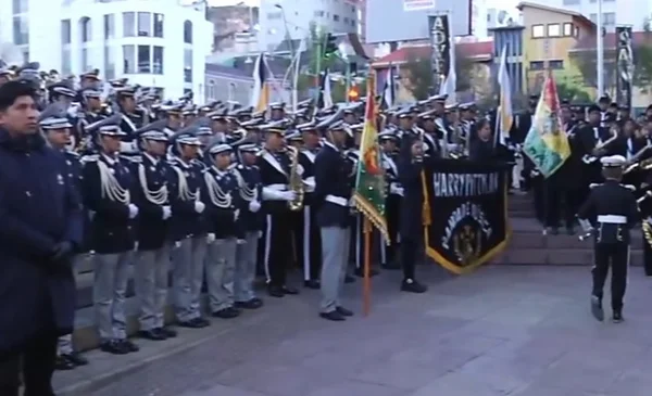 Inician celebraciones patrias con música y civismo en La Paz y El Alto