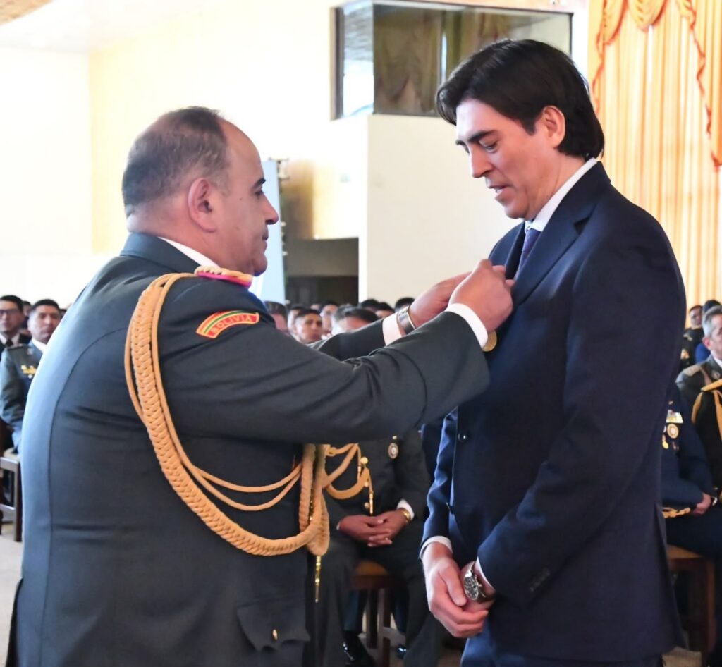 Fuerzas Armadas de Bolivia rinden homenaje a autoridades por su labor en defensa del Estado