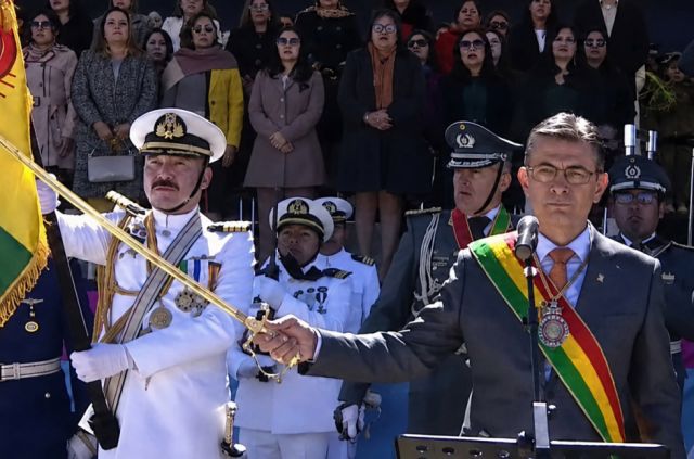 El presidente Rodrigo Paz realiza su primera jura a la bandera en la Base Aérea de El Alto