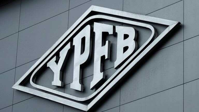 Detienen a exdirectora jurídica de YPFB en investigación por corrupción