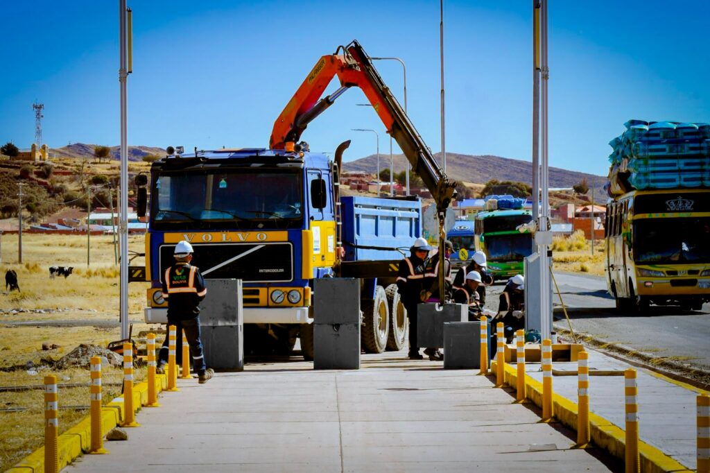 Vías Bolivia implementa balanza dinámica en Guaqui para control de pesos