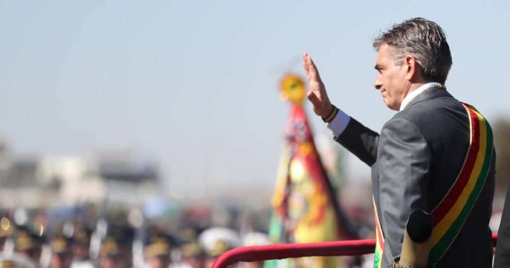 Críticas al presidente Paz por su ausencia de discurso en la Parada Militar de El Alto