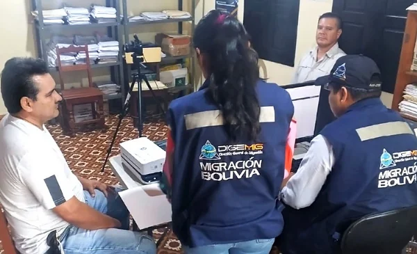 Atención reducida en Migración La Paz por corte eléctrico