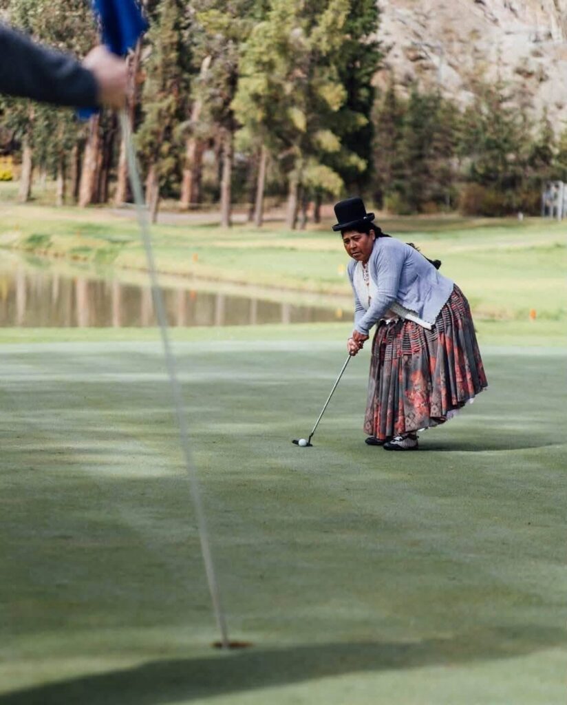 Las cholitas golfistas de La Paz: una tradición que desafía estereotipos