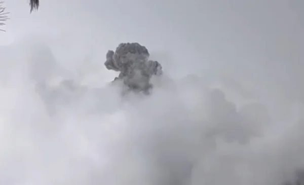 Rayo impacta el cráter del Volcán de Fuego en Guatemala