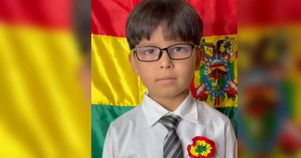 Un niño boliviano-brindis en Japón cantando el Himno Nacional