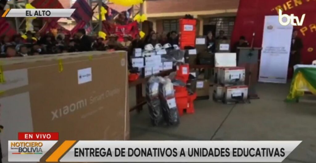 Entregan equipamiento escolar a estudiantes de El Alto