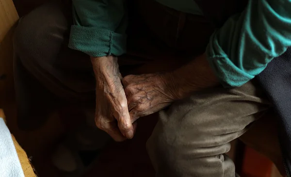 Casa Amandita lanza campaña para apoyar a 100 adultos mayores en La Paz