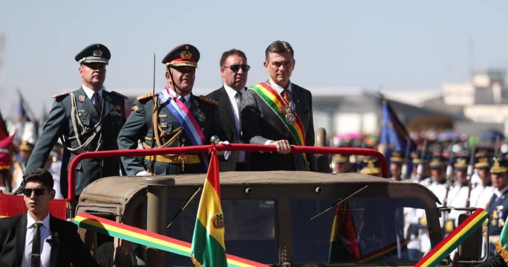 Abucheos marcan la llegada del presidente Paz a la Parada Militar