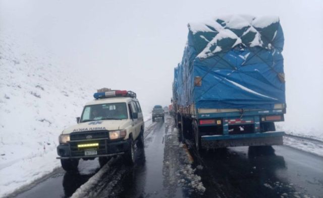 Tramos carreteros hacia Chile permanecen cerrados por nevadas