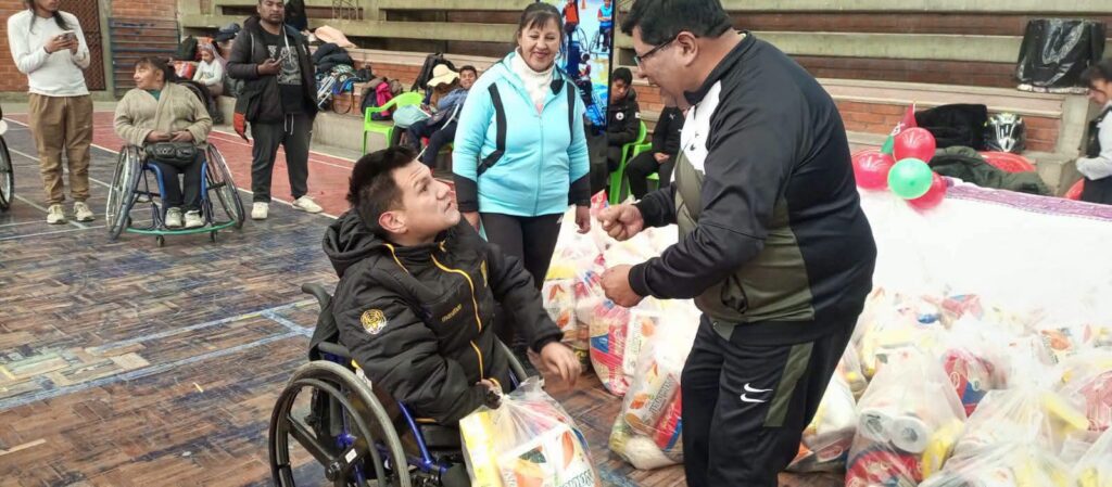 El alcalde de El Alto apoya a personas con discapacidad con donación de víveres