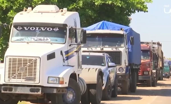 Transportistas enfrentan largas esperas por diésel