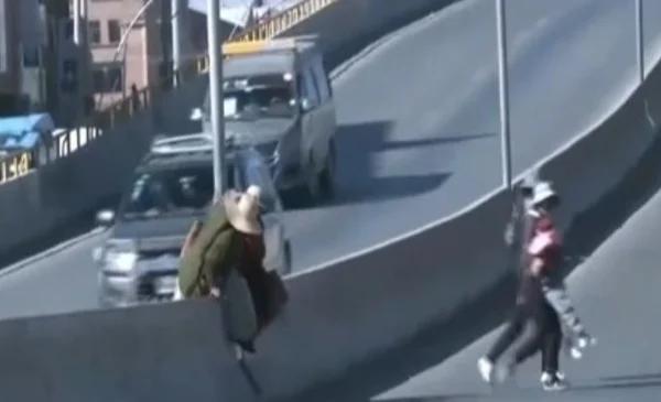 Tragedia en la carretera La Paz-Oruro: dos fallecidos al intentar cruzar