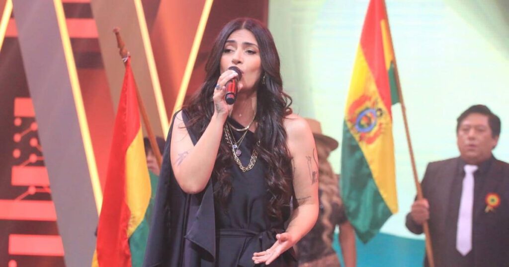 Vero Pérez rinde homenaje a Bolivia al interpretar el himno nacional en gala especial