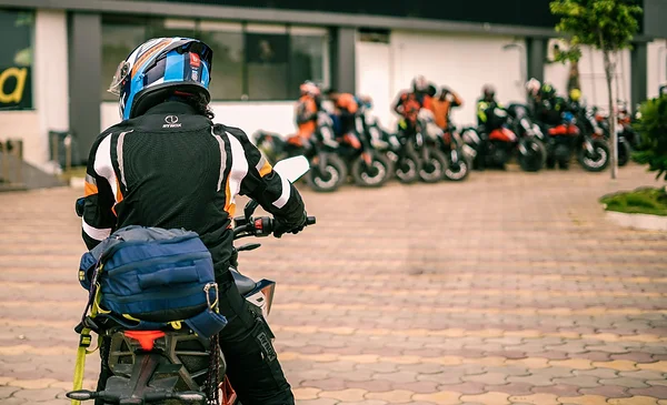 Milagro en la carretera: motociclista evita ser aplastado por un autobús