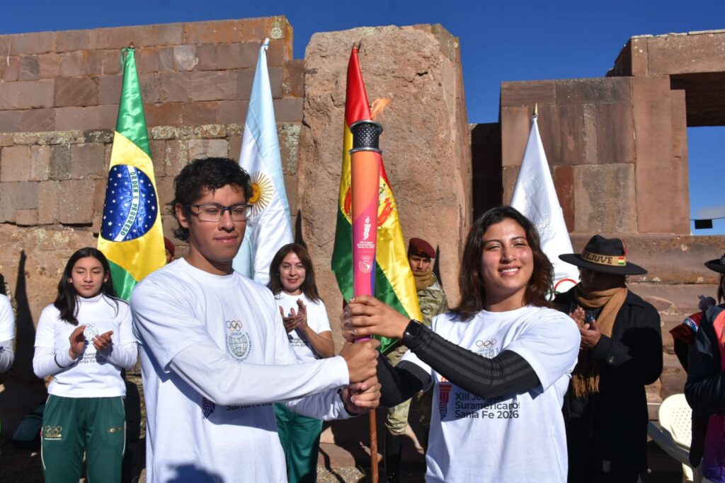 Tiwanaku da la bienvenida al encendido de la Antorcha Suramericana para los Juegos de Santa Fe 2026