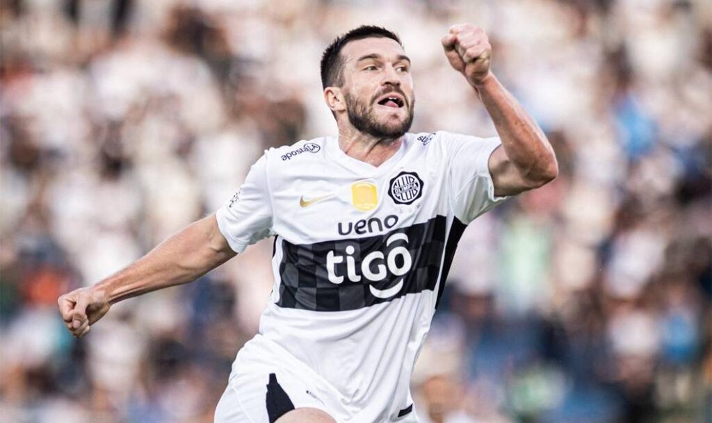 Tim Payne brilla en su debut con Olimpia al anotar un espectacular gol