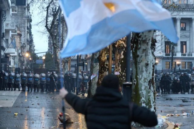 Represión en Argentina: Protestas frente al Congreso contra ley de propiedad