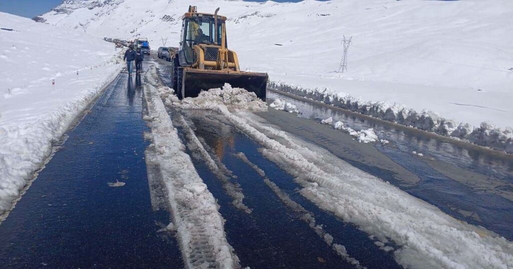 Derrumbes y nevadas complican vías en cuatro departamentos bolivianos