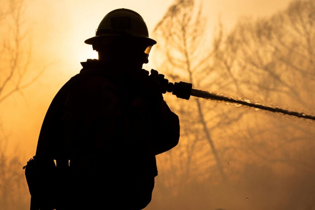 México envía 103 especialistas a Canadá para enfrentar incendios forestales