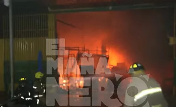 Incendio devasta parte de la feria Barrio Lindo en Santa Cruz de la Sierra