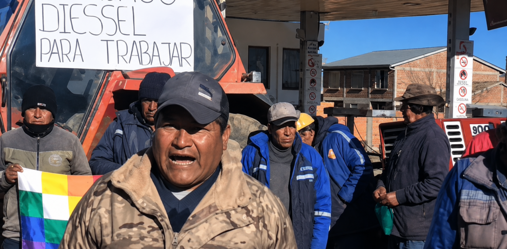 Protestas de tractoristas en Achacachi por desabastecimiento de combustible