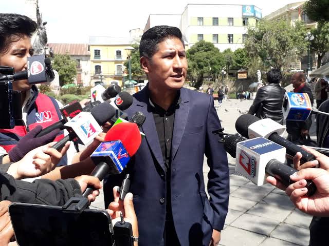 Inician campaña para eliminar rentas vitalicias y reducir sueldos de autoridades