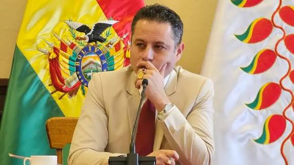 Edmand Lara asume la Presidencia en ejercicio y critica decreto de gobernanza a distancia