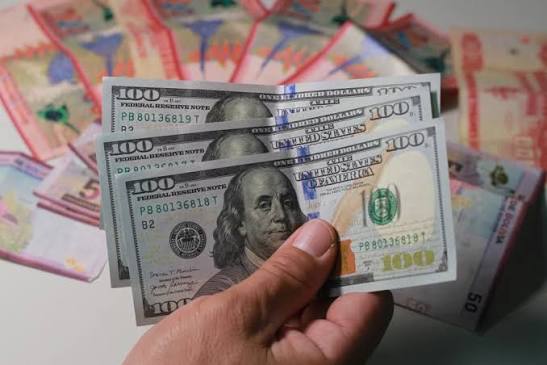 El dólar sube a Bs 12,64, su nivel más alto desde el cambio de régimen cambiario