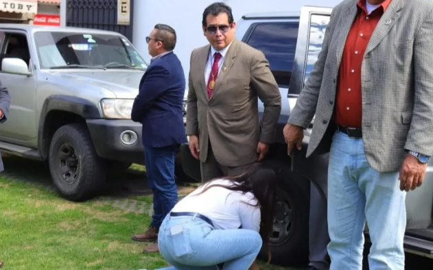 Roberto Castro en el centro de la controversia por una imagen durante el aniversario de Cochabamba