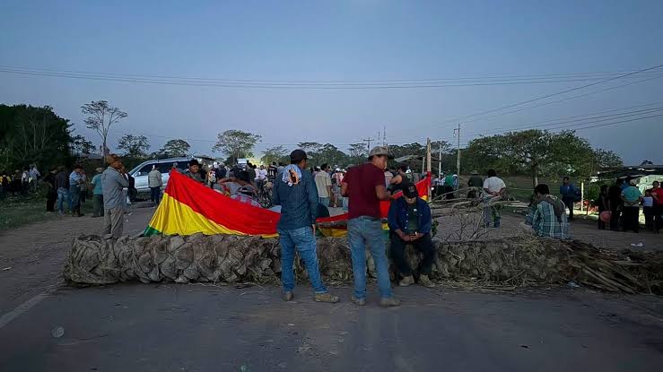 Productores de Santa Cruz bloquean rutas en protesta por el DS 5676