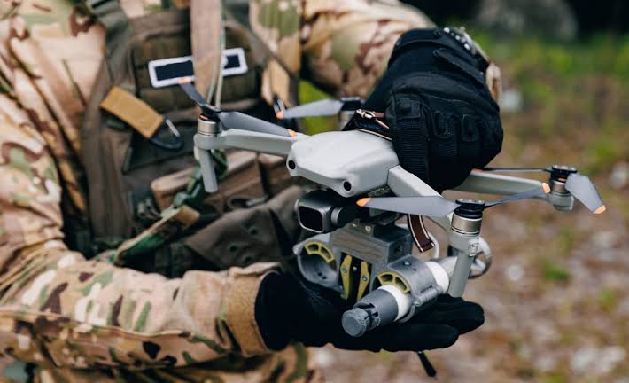 Fuerzas Especiales llevan a cabo ejercicios nocturnos con drones para combatir el narcoterrorismo
