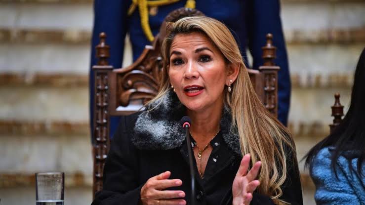 Áñez solicita a Rodrigo Paz un cambio en su gestión y critica sus acuerdos políticos