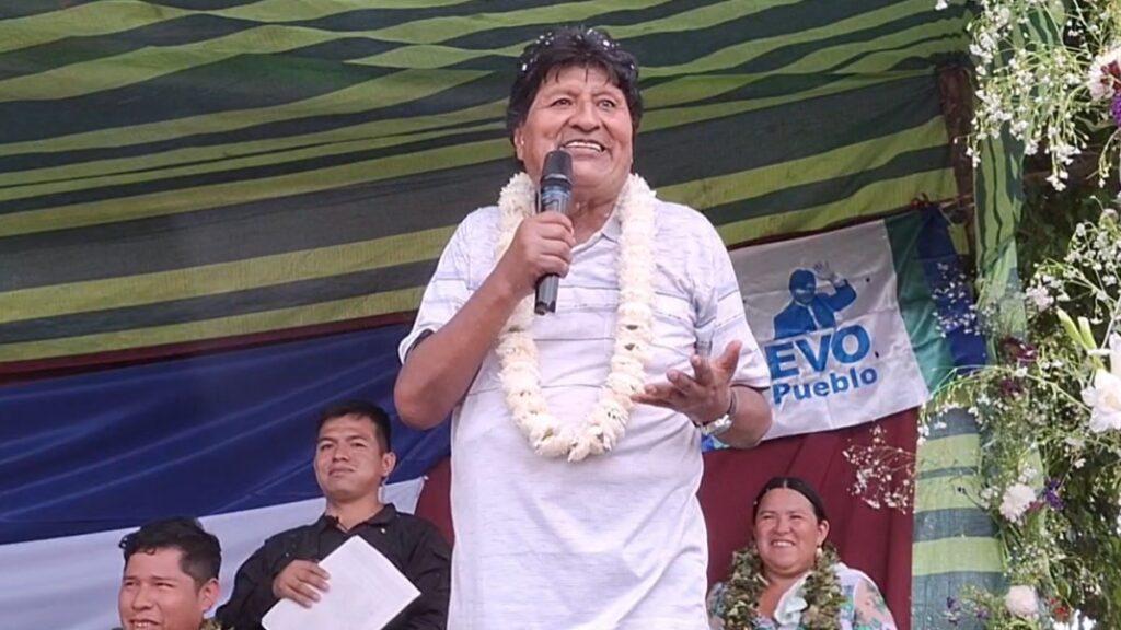 Morales recibe apoyo de sus bases pero decide posponer debate sobre candidatura