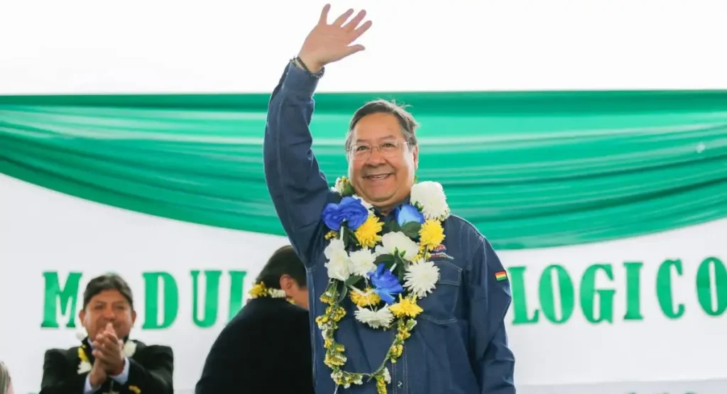 Luis Arce es trasladado al Hospital Arco Iris bajo resguardo policial