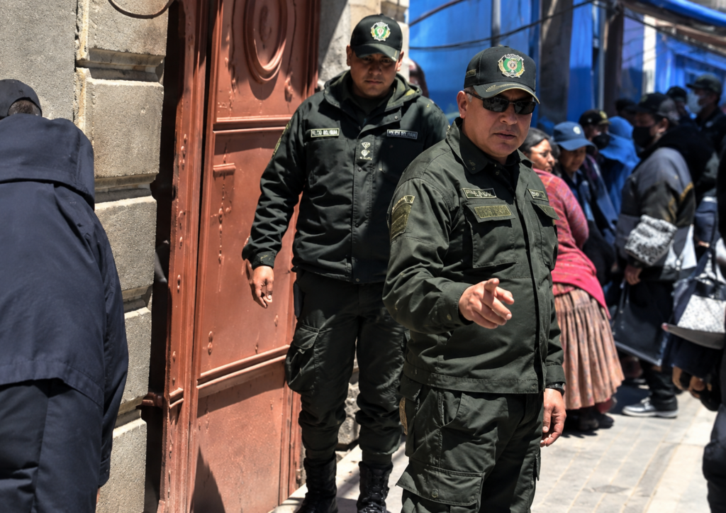Un policía boliviano sorprende al comunicarse en inglés con un turista estadounidense