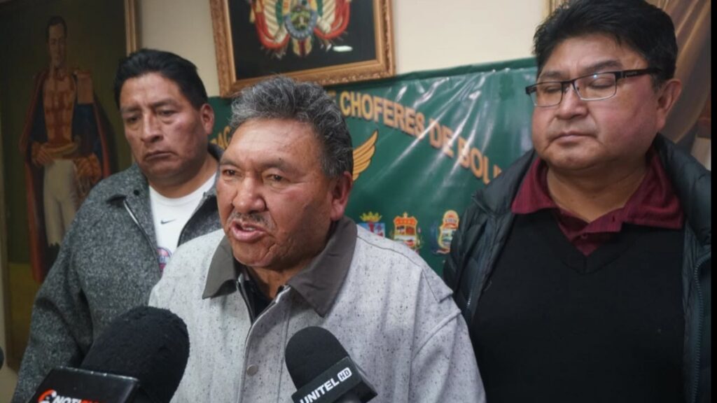 Choferes de La Paz y El Alto mantienen tarifas mientras convocan a reunión nacional
