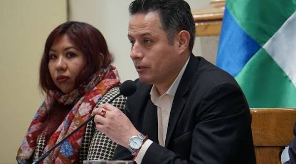 Susana Rojas, jefa de gabinete de Edmand Lara, comparece ante la FELCC por acusaciones de influencias indebidas