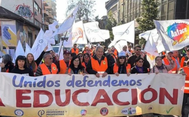 Protestas de Educadores en Chile contra Recortes Presupuestarios