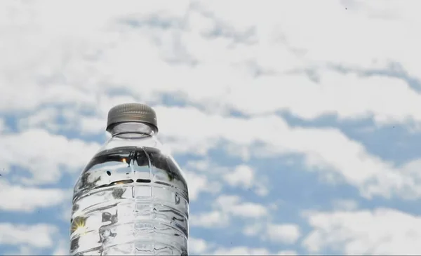 Ilumina tu hogar con una botella y sin gastar en luz