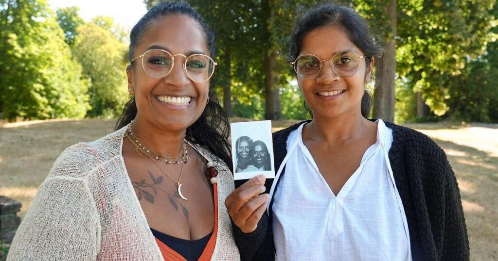 El sorprendente reencuentro de dos amigas que resultaron ser hermanas