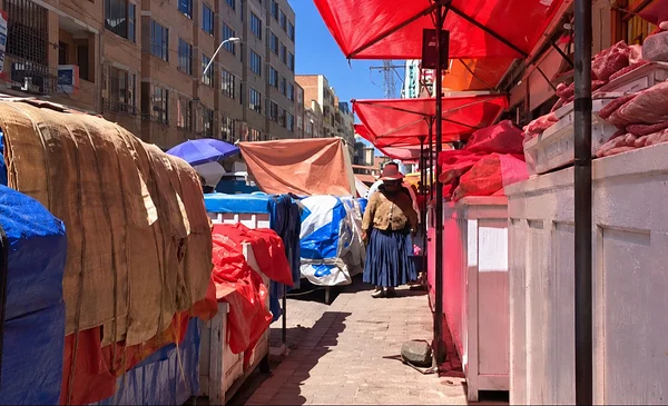 Comerciantes de El Alto atrapan y entregan a un presunto ladrón de autos