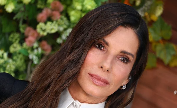 Sandra Bullock comparte sus encuentros con un enigmático ‘hombre verde’