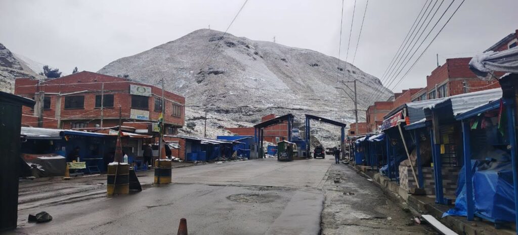 Policía de Tránsito detiene temporalmente el ingreso a Los Yungas