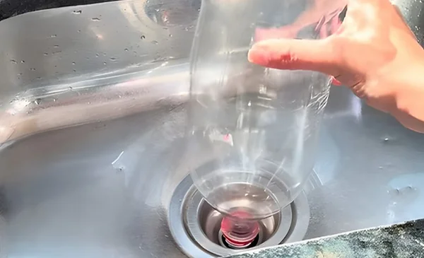 Una botella de plástico como solución para desagües obstruidos